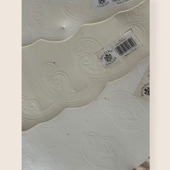 🌟 VINYL GOLD PLACEMATS SET OF THREE SULTAN'S LINENS VINTAGE - Picture 2 of 4